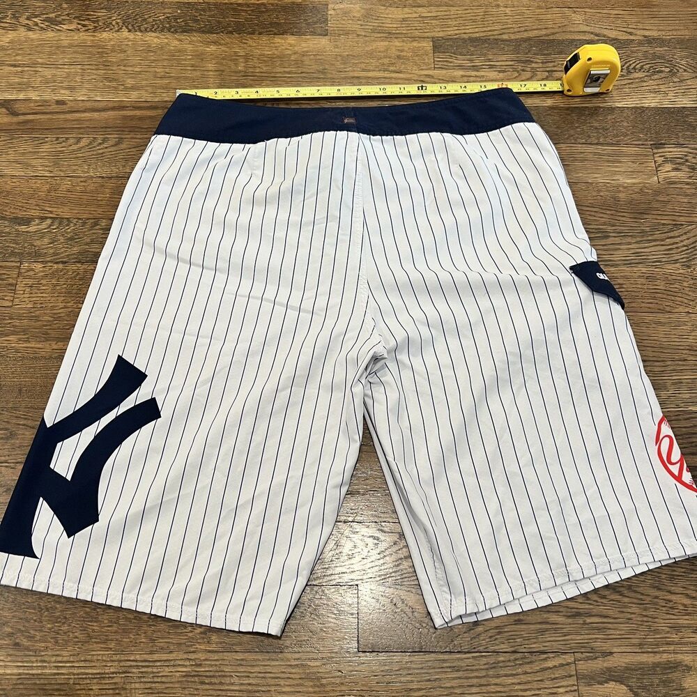 Quiksilver Men's 22 Inch Boardshorts with Liner (NY Yankees Pinstripe, Size 34) - Picture 3 of 5